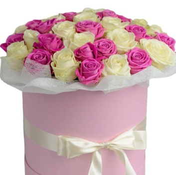 Букет из 51 белой и розовой розы в коробке